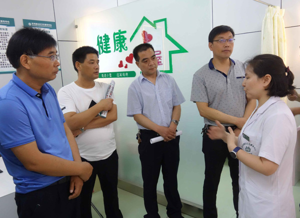 興平市人大代表調(diào)研健康一體機(jī)